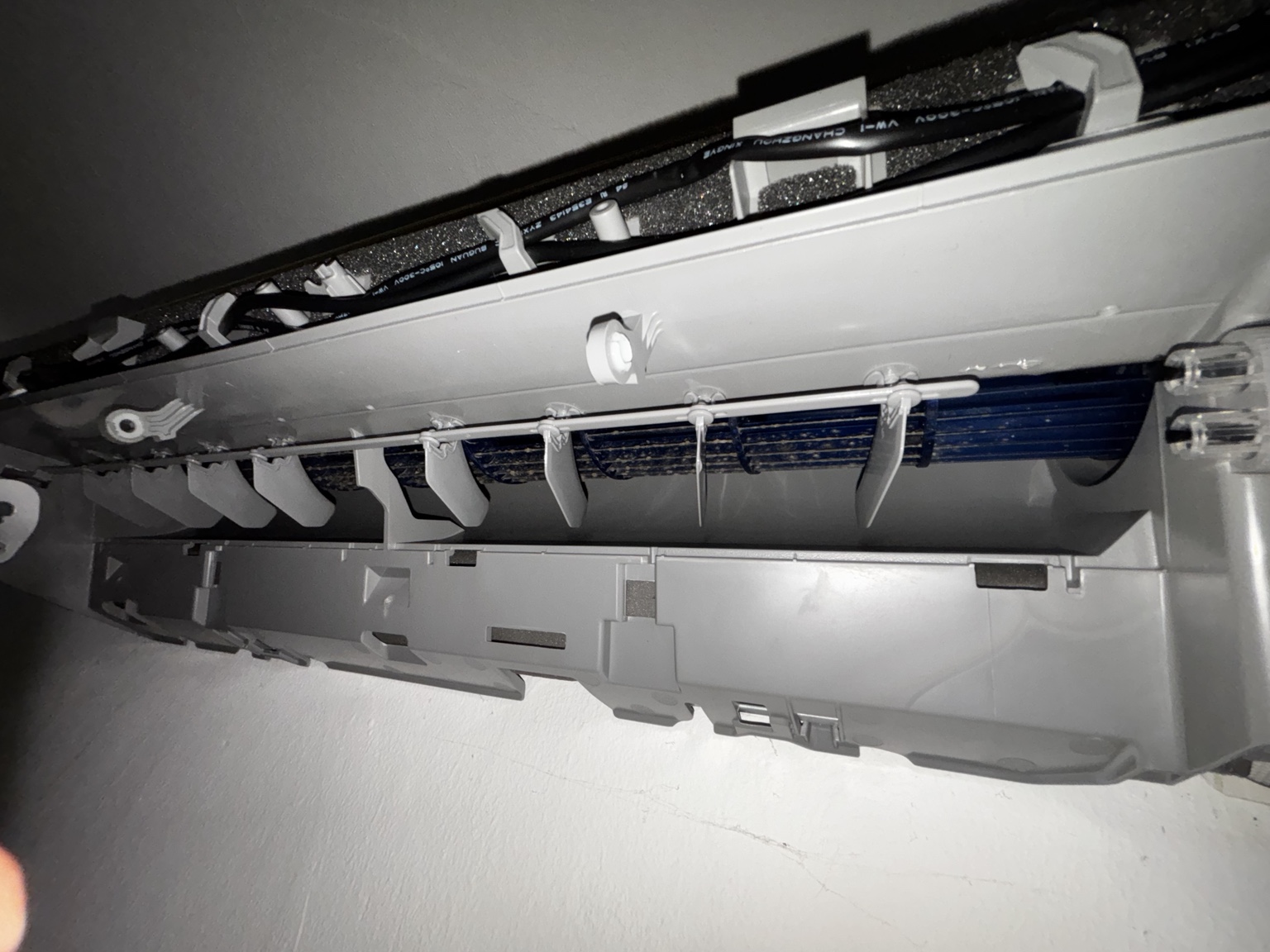 Beltéri egység belső részei karbantartás közben